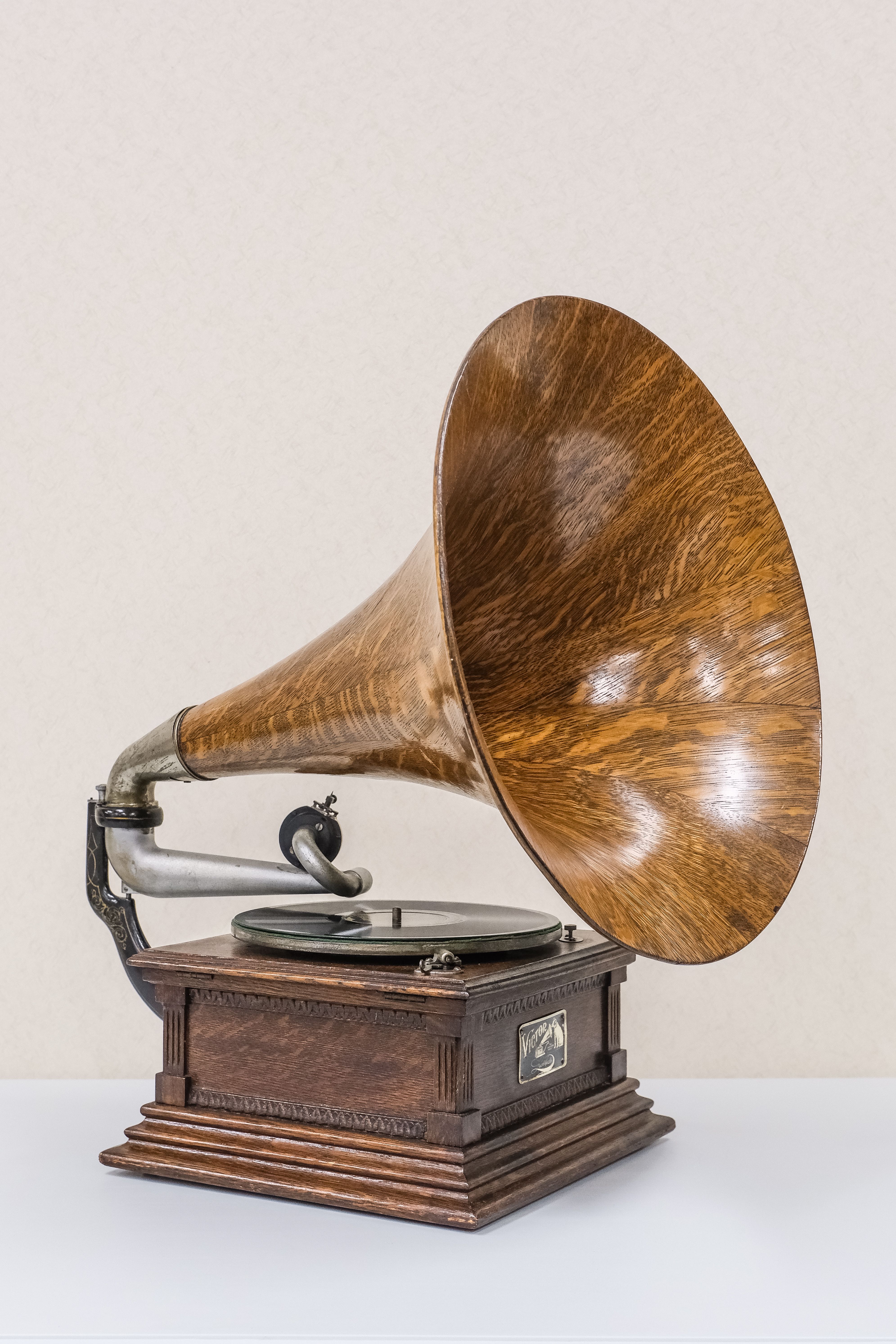 gramophone with horn